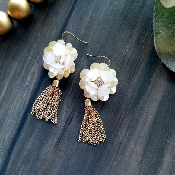 @mossandmonroe Jewelry - earrings | vintage rose tassels